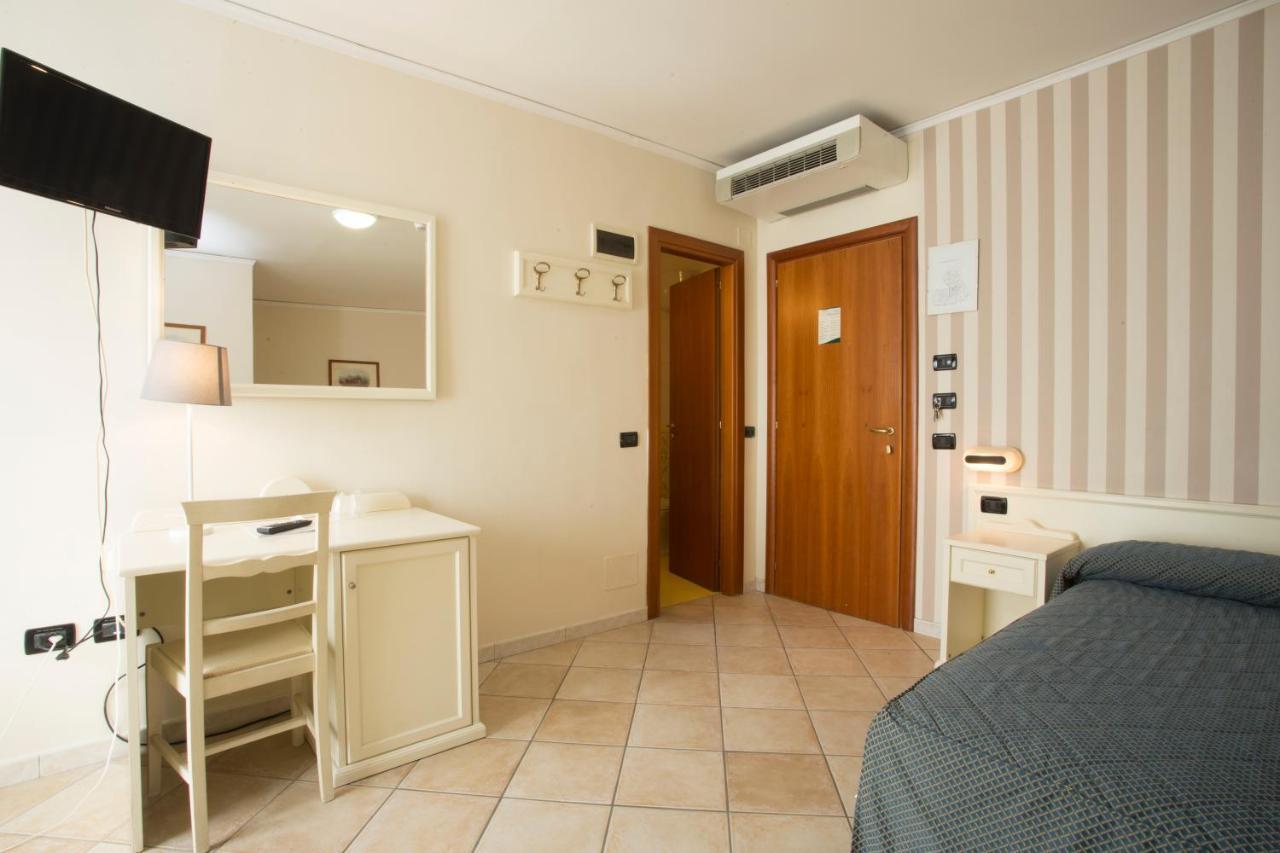 Hotel Villa Serena Castellammare di Stabia Bagian luar foto