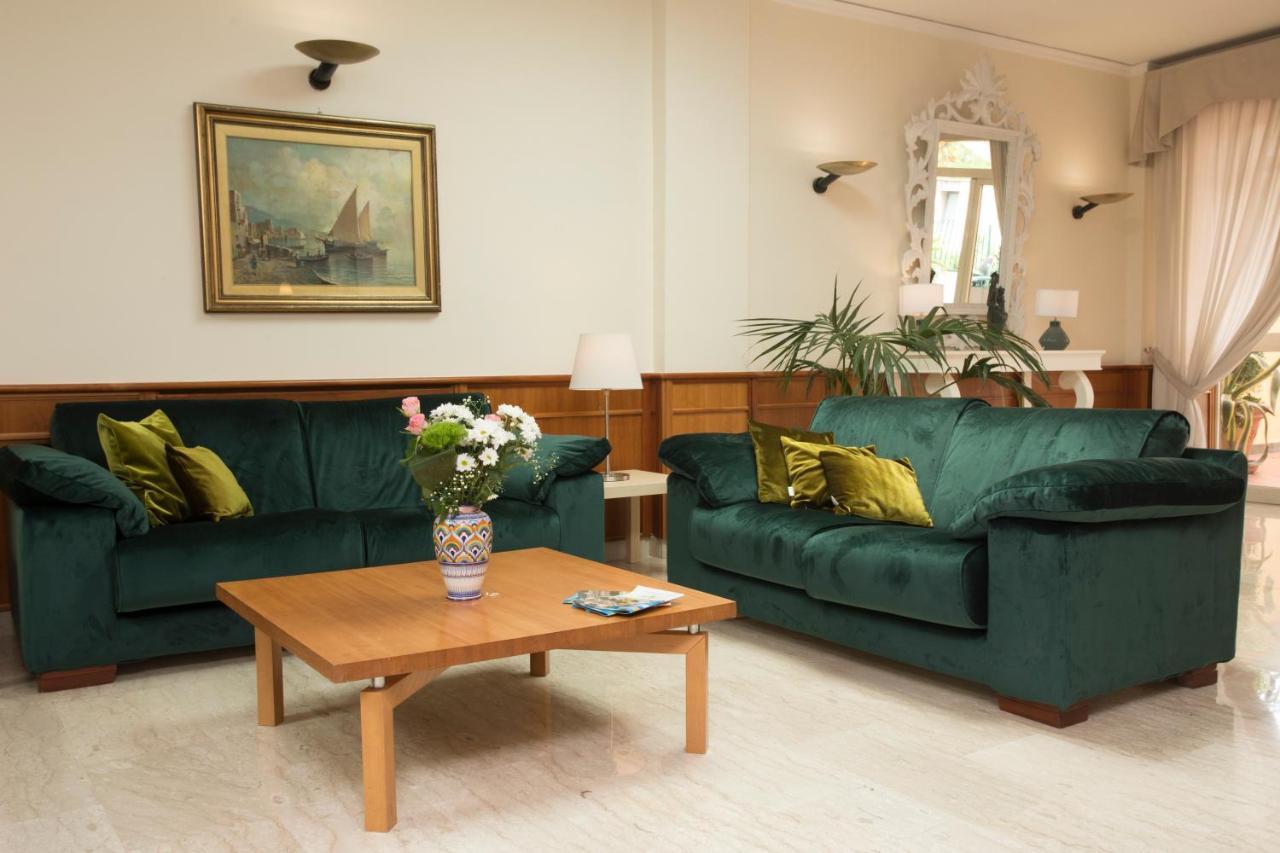 Hotel Villa Serena Castellammare di Stabia Bagian luar foto